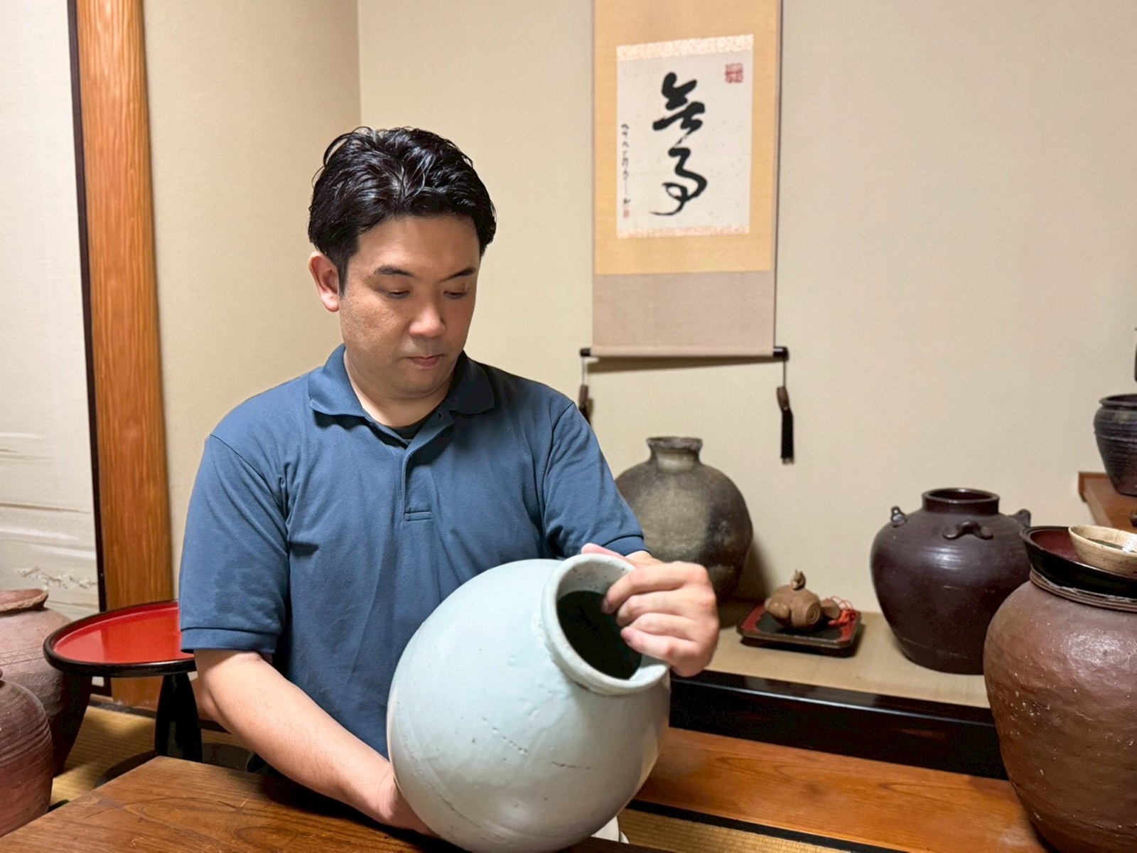ご自宅の床の間で古美術品を鑑定する様子