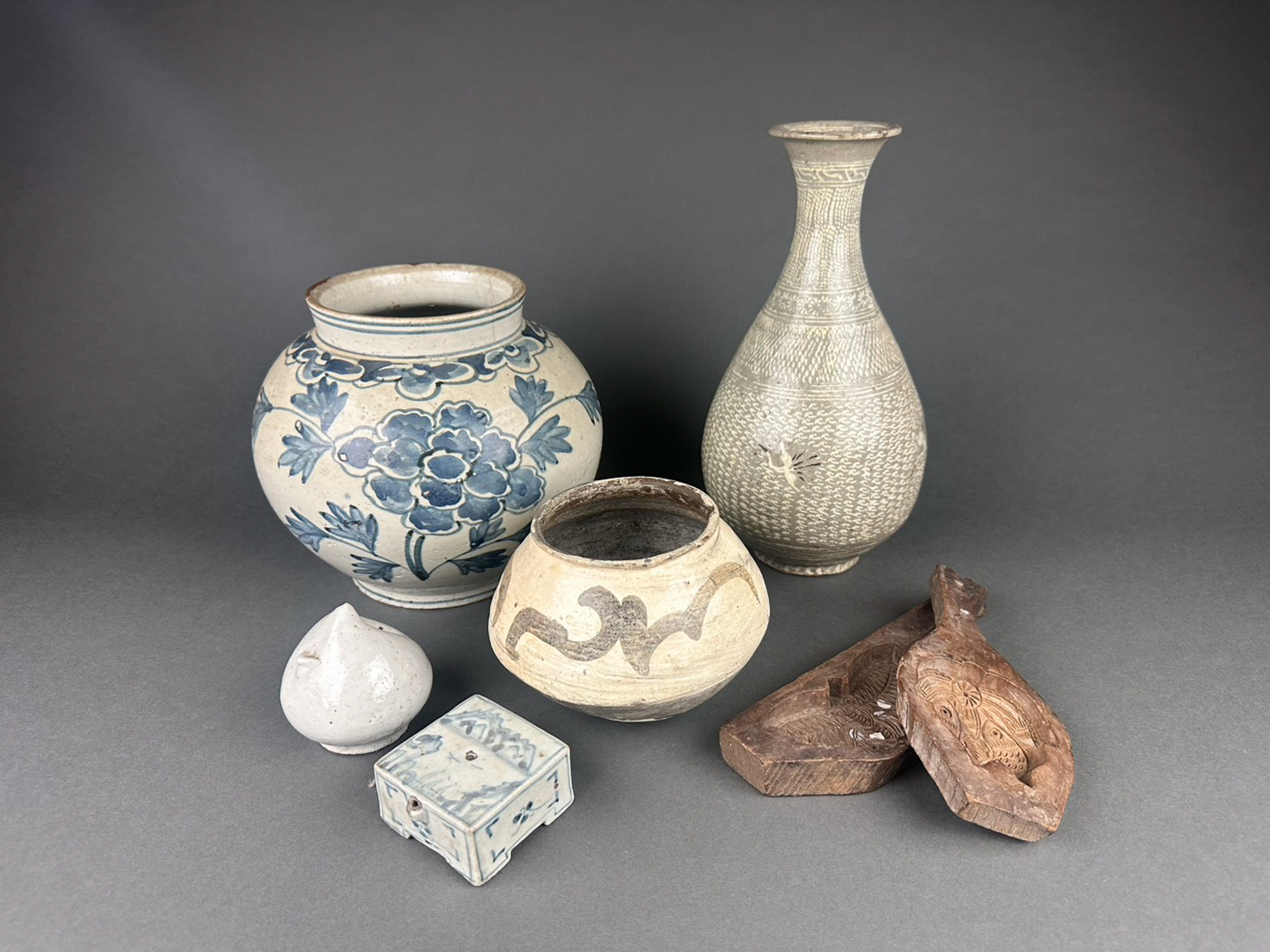 朝鮮美術（染付の壺・粉青沙器の瓶・木彫の型ほか）の買取例