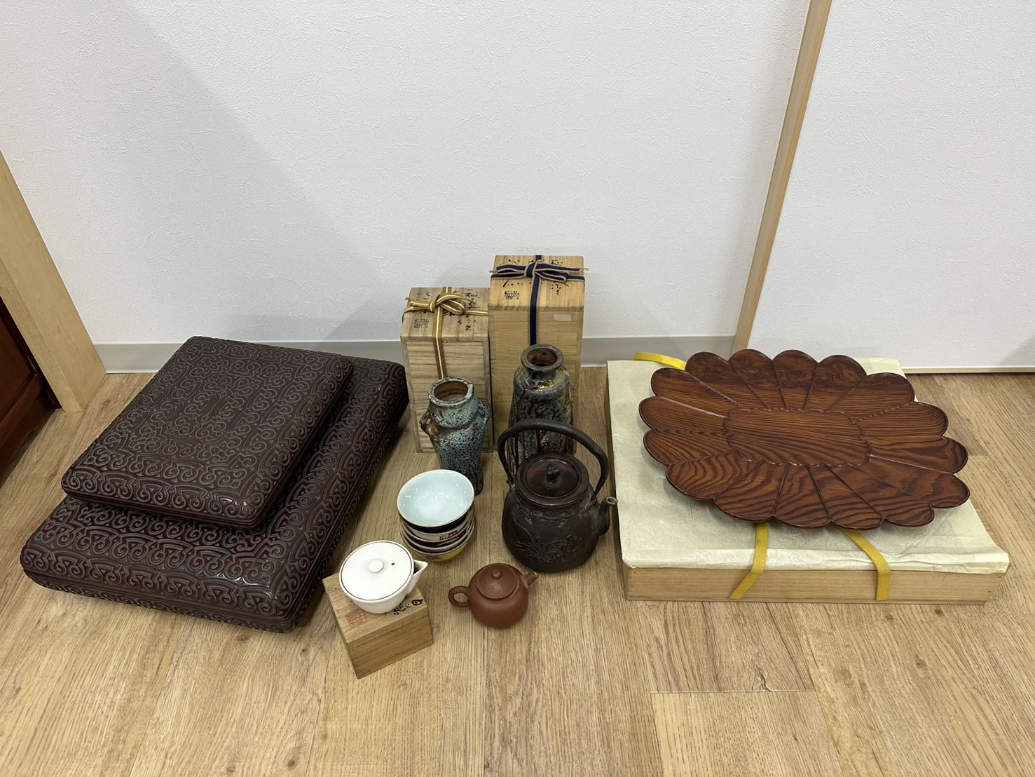岡山県津山市でコレクターの方から買取した鉄瓶、急須、煎茶碗、佐久知炎仙の花瓶、師山の香盆、漆の文庫・硯箱など